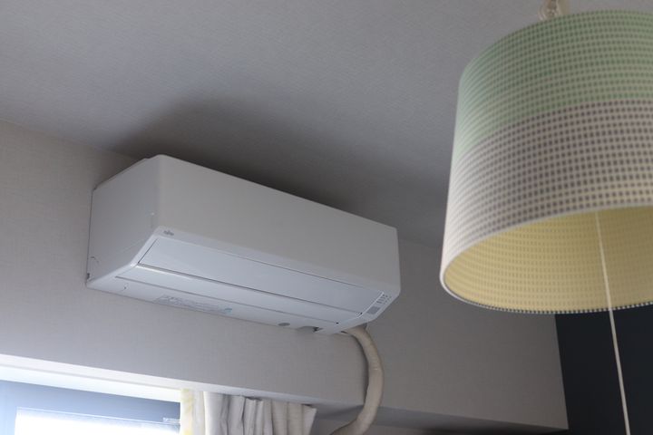 停止中のエアコン