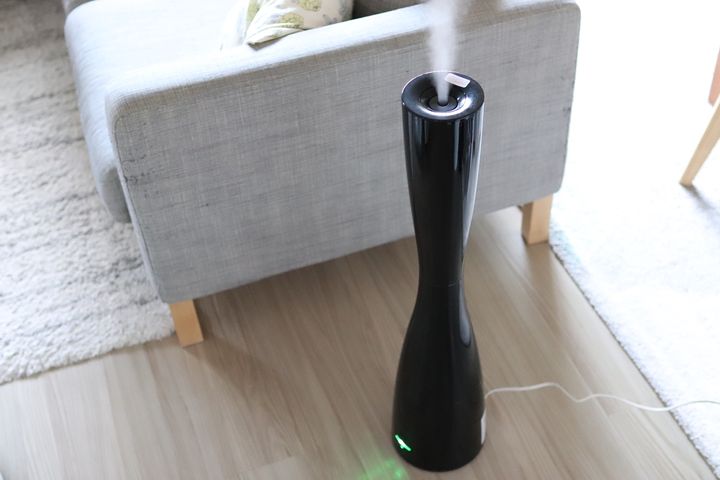 ソファ横に置いた加湿器