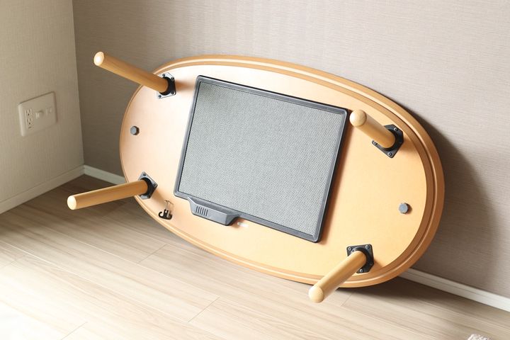 壁に立て掛けたこたつ