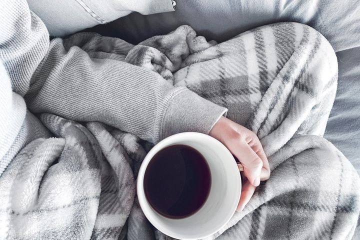 ブランケットをひざに掛ける