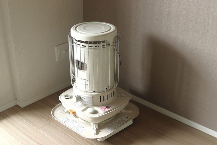 部屋の隅に置いた石油ストーブ