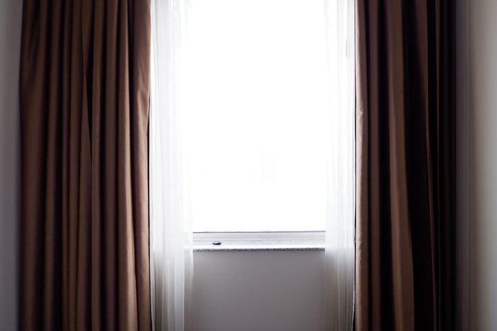 カーテンを吊るした窓