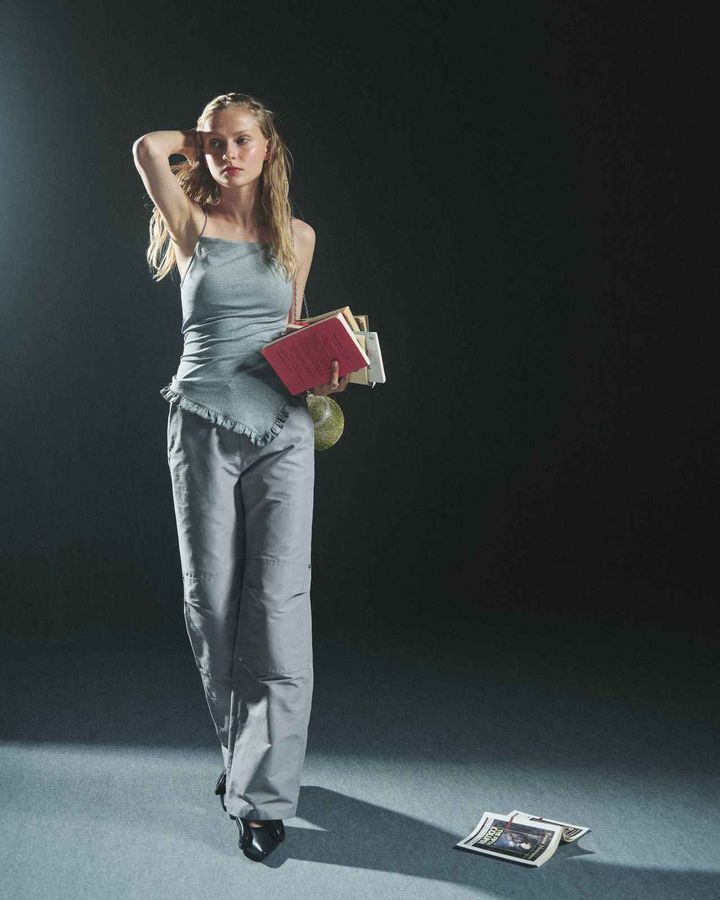 画像: フリルでトリミングされた裾がアシンメトリーカットのキャミソールはカップ付き。ユーティリティパンツにはワークパンツディテールが取り入れられています。「バックストラップ キャミソール」￥12,650、「ユーティリティ パンツ」￥19,800 出典：アティセッション