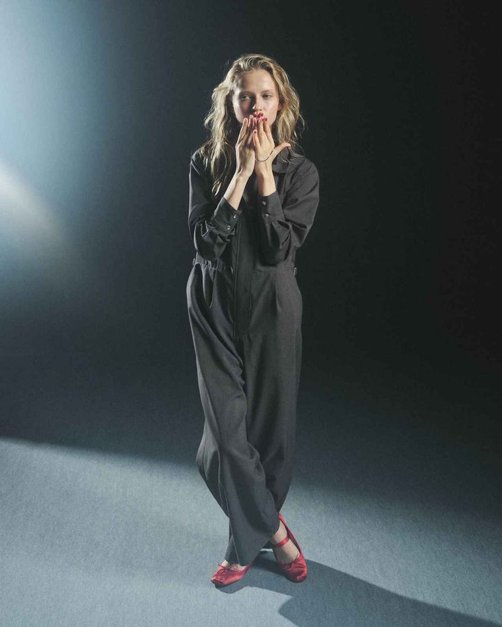 画像: 古着のディテールを細部まで再現した「スタンドカラー ジャンプスーツ」￥24,200 出典：アティセッション