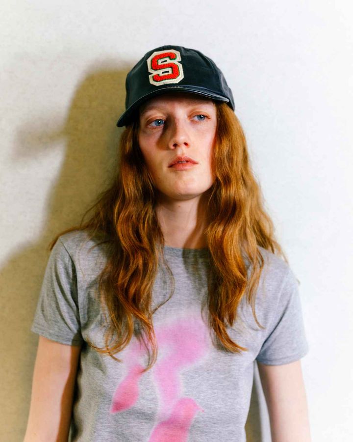 画像: 丸みのあるボディラインで可憐さ、強く固い印象のヒールデザインで自立心を表現したTシャツのグラフィック。「ヒールプリント Tシャツ」￥8,800 出典：アティセッション