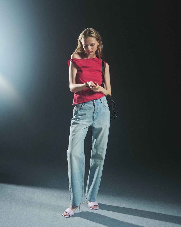 画像: 左肩をツイストし、左右のアームホールの大きさも異なるカットソー。ルーズなストレート型のデニムパンツは全体にダメージ加工が。「ツイストショルダー トップス」￥8,250、「ストレート デニムパンツ/494」￥19,800 出典：アティセッション