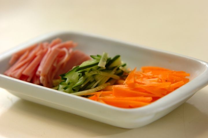 スイートチリソースとナンプラーのエスニック風春雨サラダの下準備1