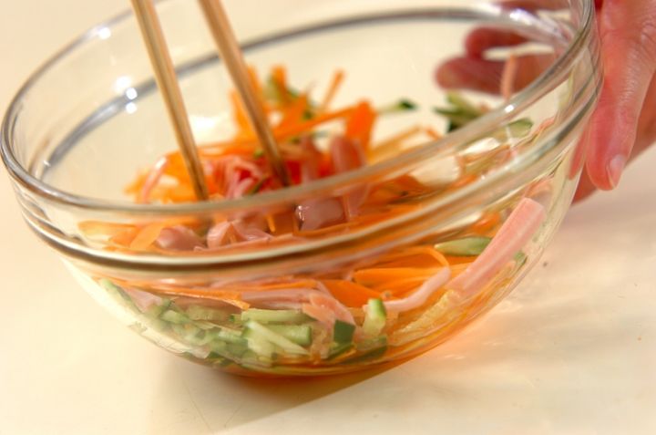 スイートチリソースとナンプラーのエスニック風春雨サラダの作り方1