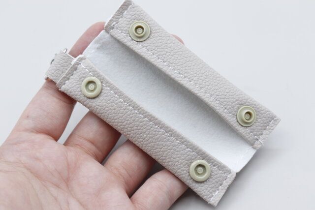 セリアのレザーコインポーチはコンパクトにみえてたくさん収納できる