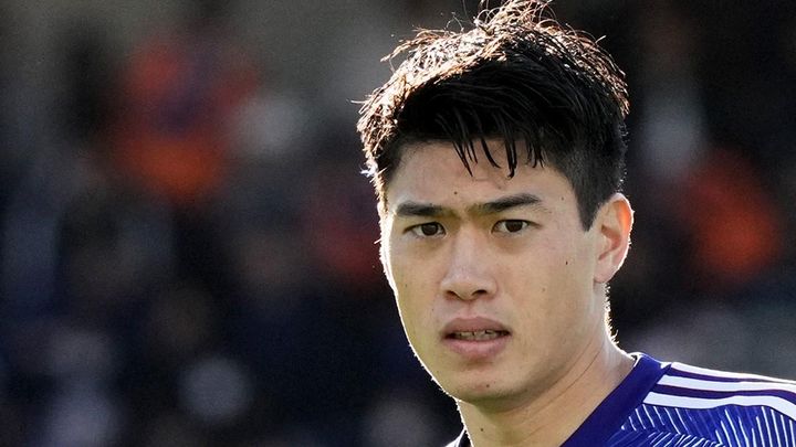 日本の松本剛明総務大臣に、デンマーク大臣から「ブレンビー鈴木唯人のユニフォーム」が贈られる