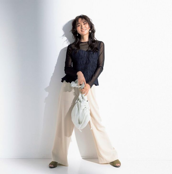 淡イエローのワイドパンツ