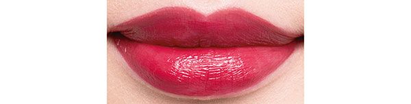 表情が華やぐ青みのレッド