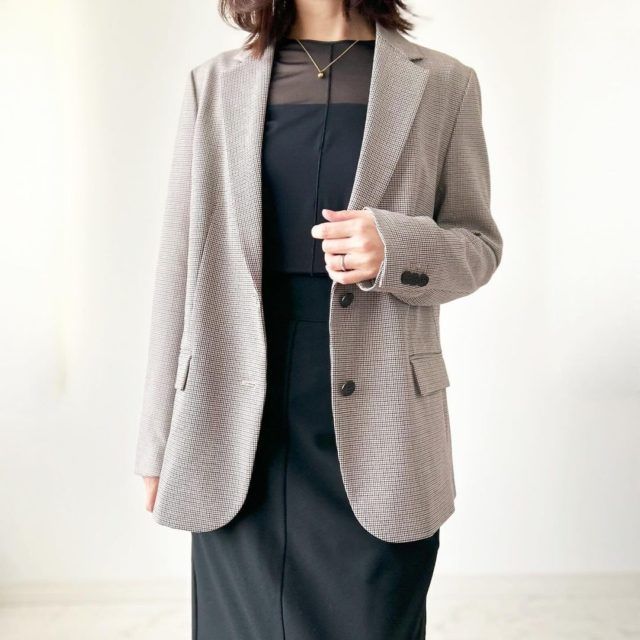 UNIQLO「チューブトップジャケットコーデの女性」