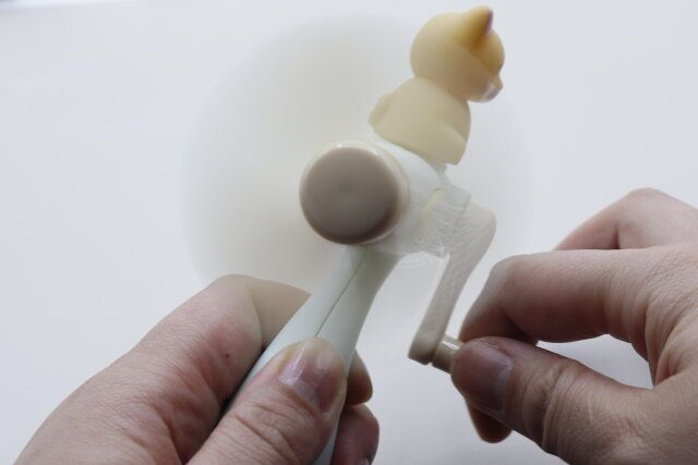 ダイソーのハンディ扇風機（手動ハンドル式、イヌ）を回して作動させた様子