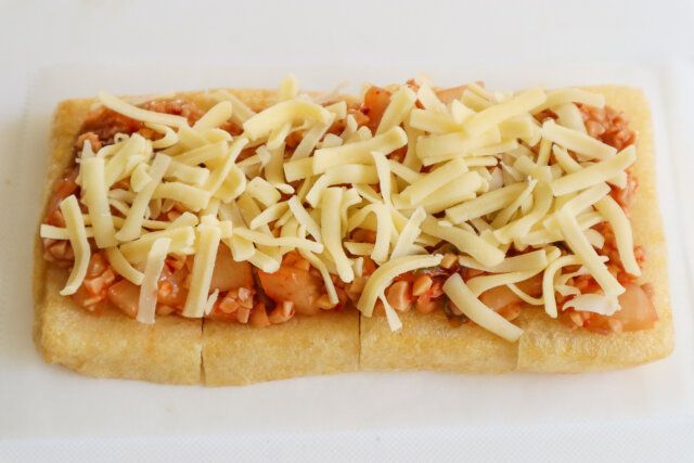 納豆とキムチの油揚げピザ レシピ チーズを乗せごま油をかける