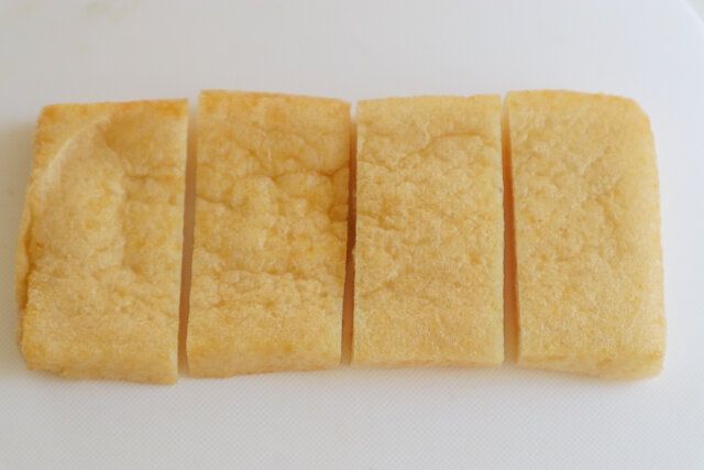 納豆とキムチの油揚げピザ レシピ 油揚げは4等分に切る