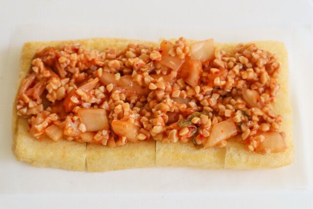 納豆とキムチの油揚げピザ レシピ 油揚げにキムチ納豆を乗せる