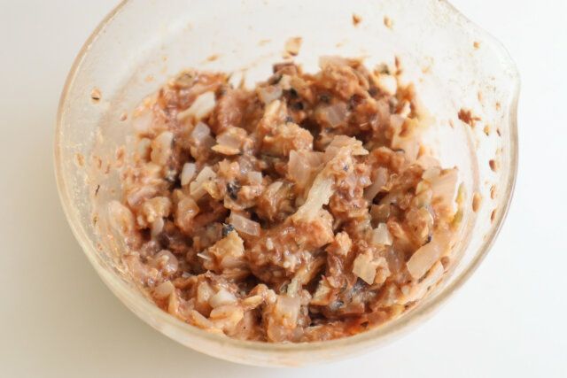 さば缶の油揚げラザニア レシピ さば缶をほぐして玉ねぎ・にんにくとケチャップで和える