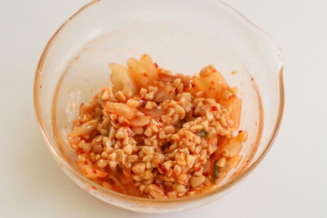 納豆とキムチの油揚げピザ レシピ キムチと納豆とタレを混ぜる