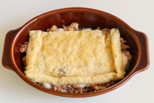 さば缶の油揚げラザニア レシピ 耐熱皿にさば缶・ホワイトソース・油揚げの順で重ねる