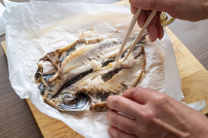 アジの身をほぐす