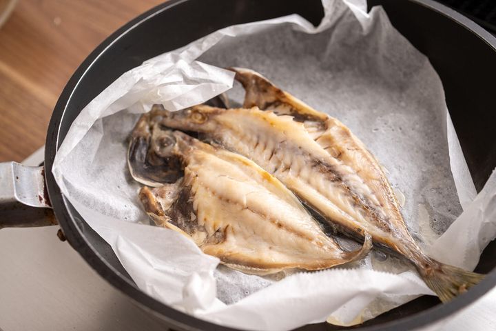 アジの身をほぐす