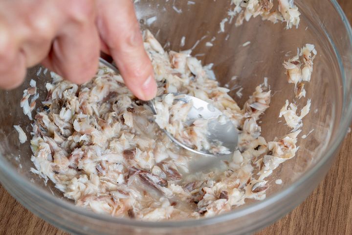 アジをつぶして焼きみそを混ぜる