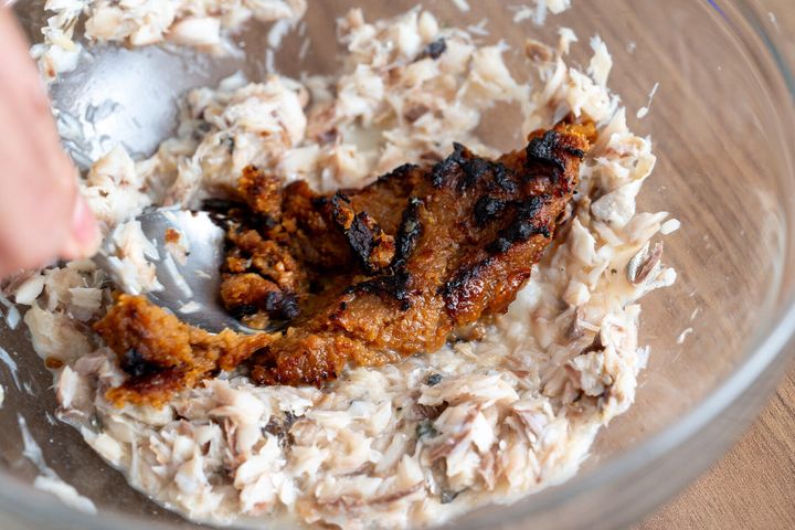 アジをつぶして焼きみそを混ぜる