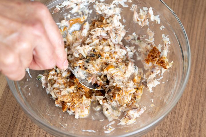 アジをつぶして焼きみそを混ぜる