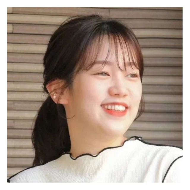 【ひし形シルエットで若見えも】 パープル系ベージュカラーで美人印象のミディアムヘア_4