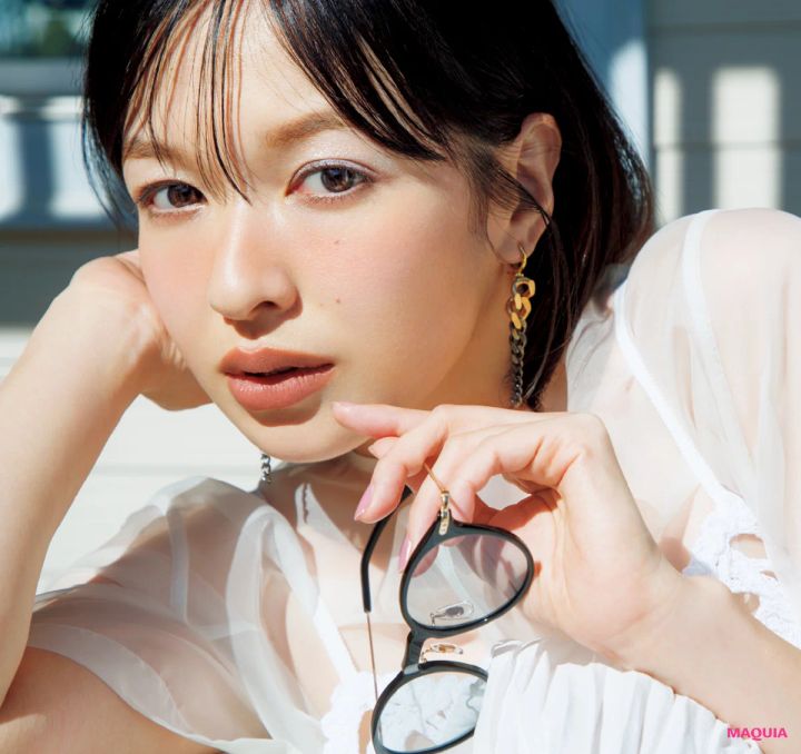 夏小物とメイクのバランス学。サングラス、アクセ、おしゃれを格上げするメイクを解説_8