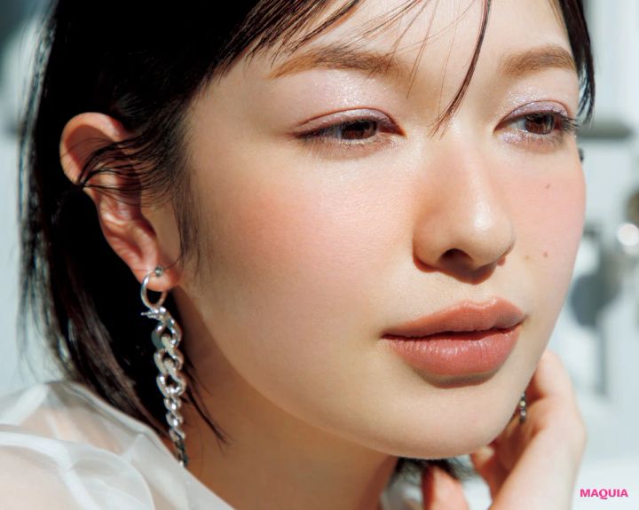 夏小物とメイクのバランス学。サングラス、アクセ、おしゃれを格上げするメイクを解説_11