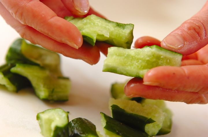 キュウリとセロリの和え物の下準備1