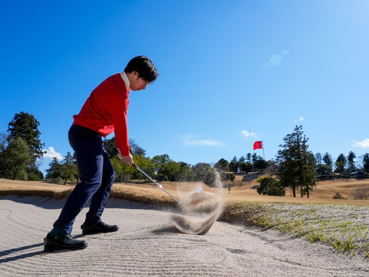ヒザの高さを保てば球の高さがそろう！ “バンカーショット”簡単打ち方レッスン