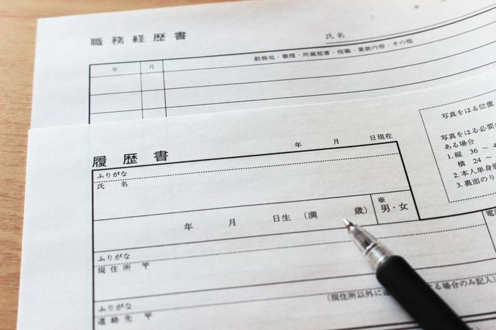 短期間で退職しても、履歴書や職務経歴書などにその職歴を書かないとダメ？