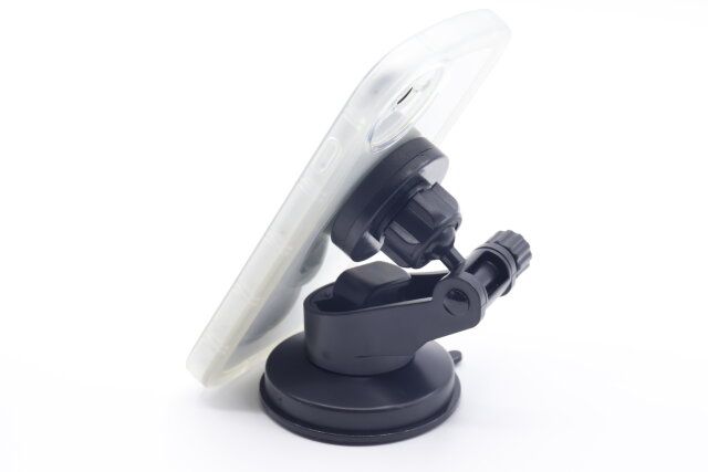 ダイソーのスマホホルダー マグネット式 車内用