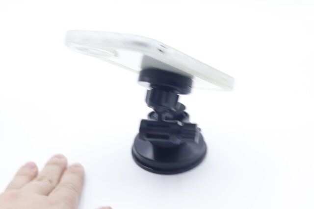 ダイソーのスマホホルダー マグネット式 車内用は揺らしても落ちない