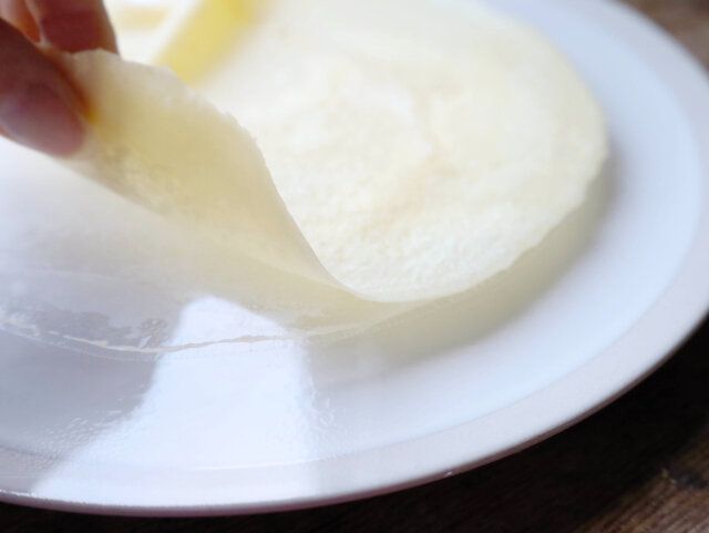 ホットケーキミックスのクレープ レシピ ラップからクレープを剥がす