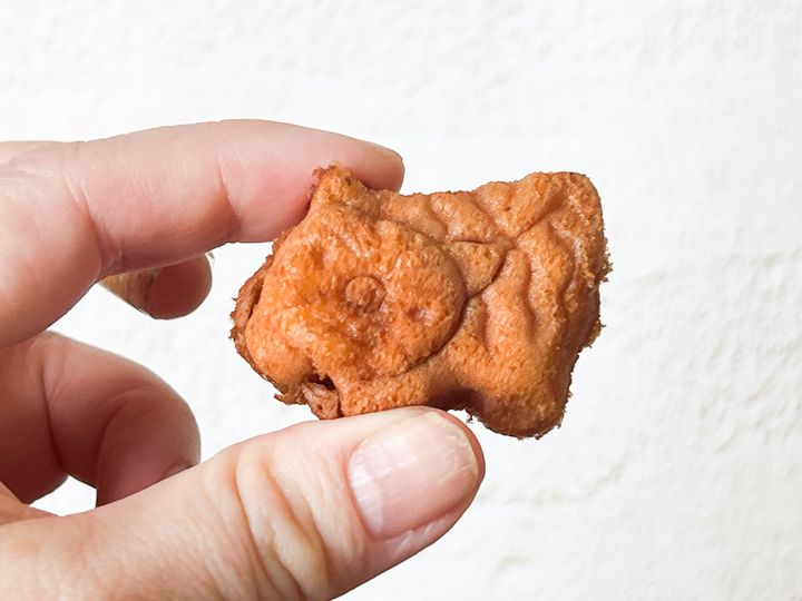 手に持った「虎虎焼」