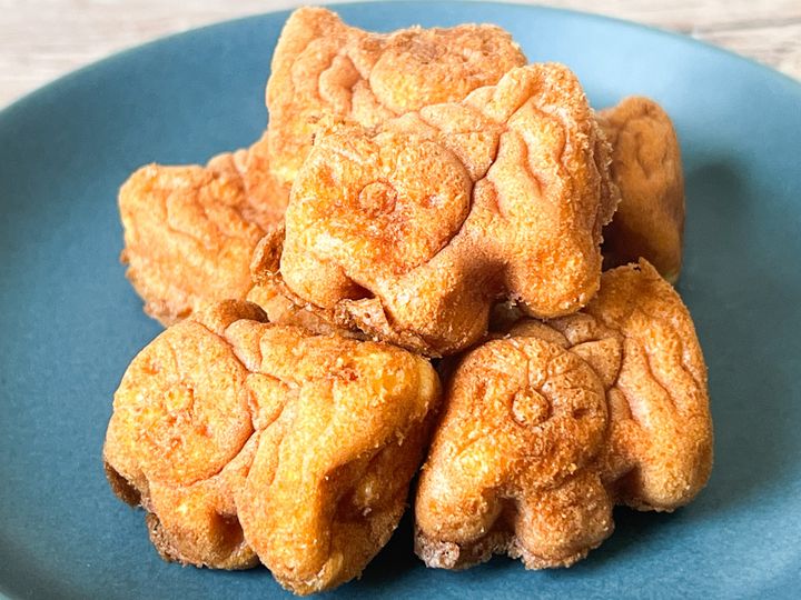 ブルーのにたさらに盛られたかわいい虎のベビーカステラ