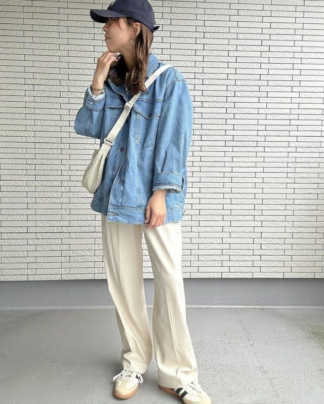 UNIQLO「ラウンドミニショルダーコーデの女性3」