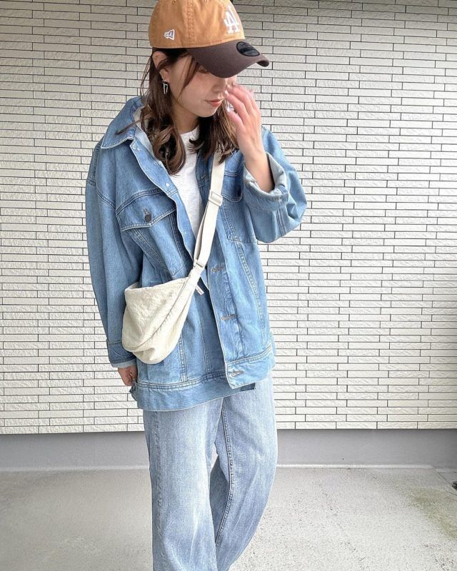 UNIQLO「ラウンドミニショルダーコーデの女性2」