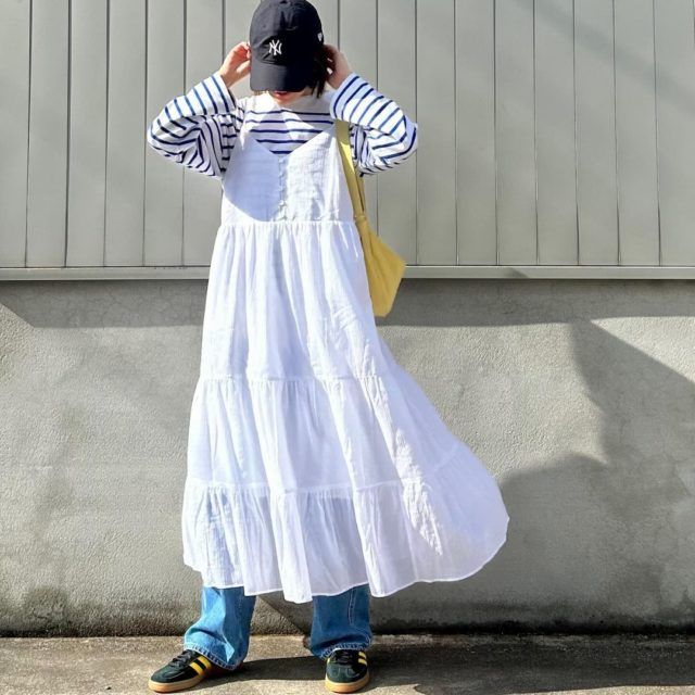 UNIQLO「ラウンドミニショルダーコーデの女性1」