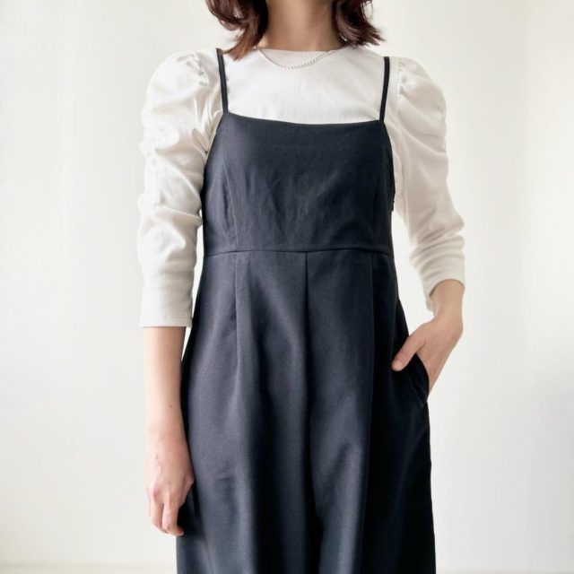 GU「ギャザースリーブTコーデの女性3」