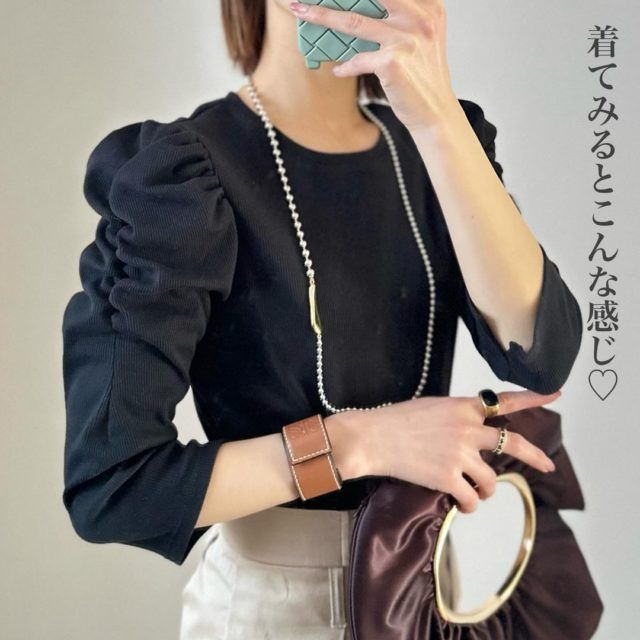 GU「ギャザースリーブTコーデの女性1」