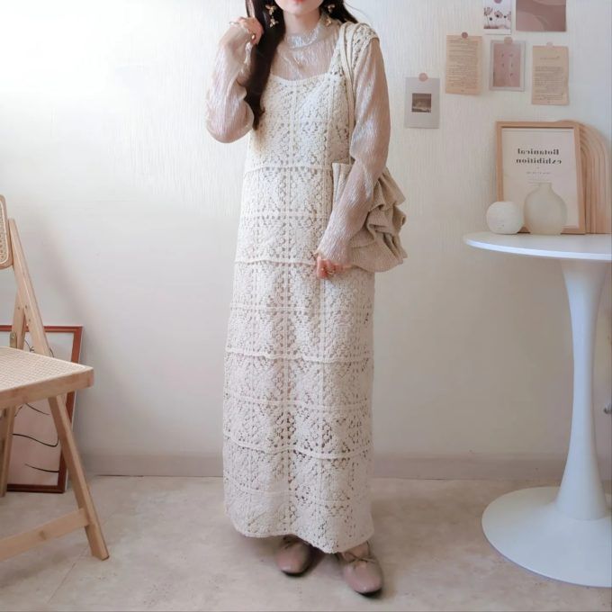 しまむらのホワイトの「ペーパー三段フリルトートバッグ」×クロシェロングワンピース