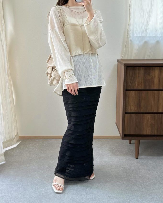 しまむらのホワイトの「ペーパー三段フリルトートバッグ」×フリルティアードスカート