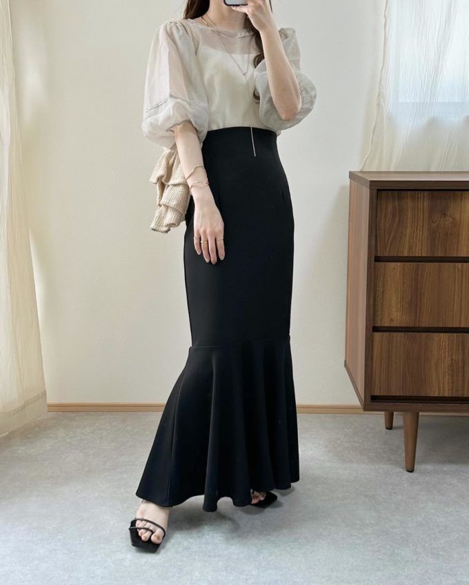 しまむらのホワイトの「ペーパー三段フリルトートバッグ」×ハイウエストZIPマーメイドスカート