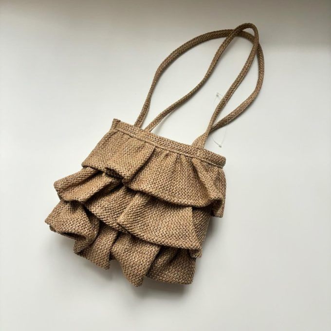 しまむらのベージュの「ペーパー三段フリルトートバッグ」