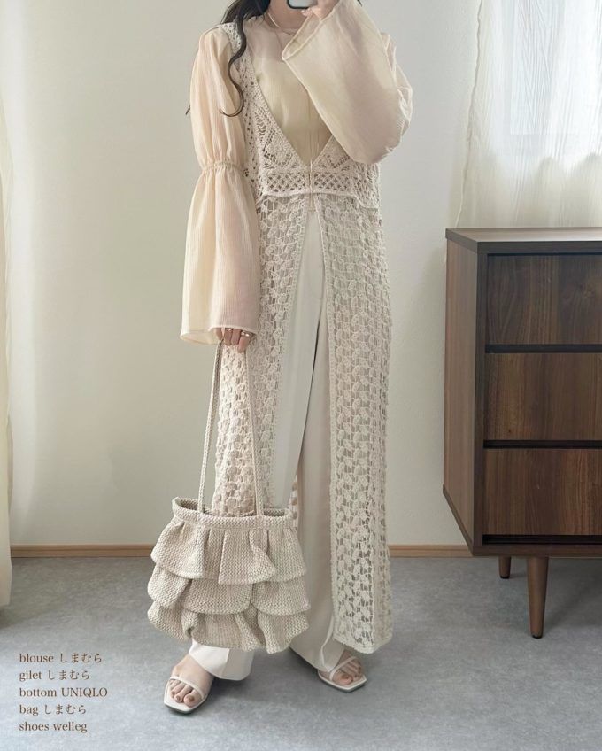 しまむらのホワイトの「ペーパー三段フリルトートバッグ」×パンツ